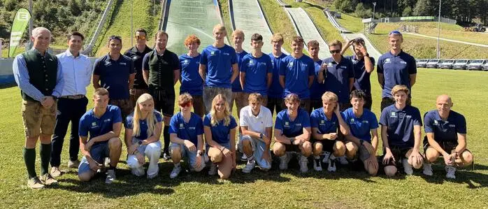 Die Sportlerinnen und Sportler des NAZ Eisenerz mit ihren Trainern, Geschäftsführer Christian Schwarz (l.) und ÖSV-Sportdirektor Mario Stecher (2.v.l.)