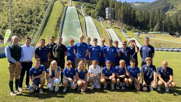 Die Sportlerinnen und Sportler des NAZ Eisenerz mit ihren Trainern, Geschäftsführer Christian Schwarz (l.) und ÖSV-Sportdirektor Mario Stecher (2.v.l.)