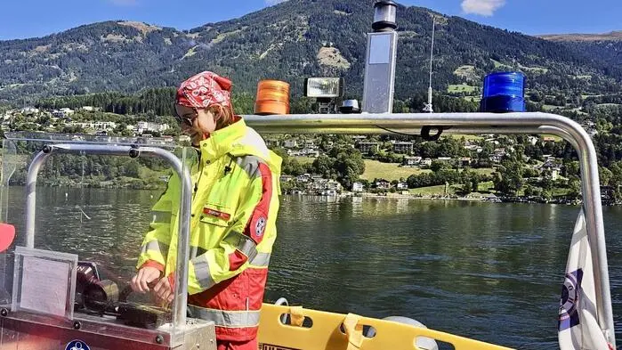 Eine Wasserretterin auf einem Einsatzboot am See