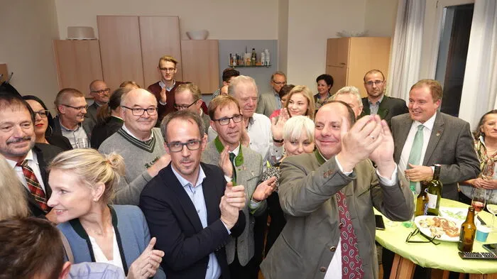 Die ÖVP holte im Bezirk Weiz 43,01 Prozent der Stimmen und legte damit um 9,87 Prozentpunkte zu. Im Bezirksparteibüro wurde deshalb auch ordentlich gefeiert.