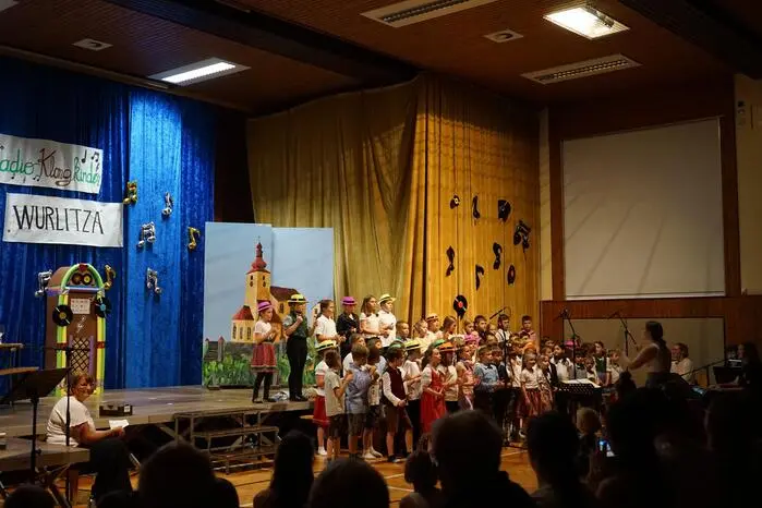 Die Besucherinnen und Besucher waren schlichtweg begeistert. Es war schön zu sehen, wie viel Freude die Kinder an der Musik hatten und wie ehrgeizig sie mit ihren Lehrerinnen und Lehrern an dieser Aufführung gearbeitet hatten.