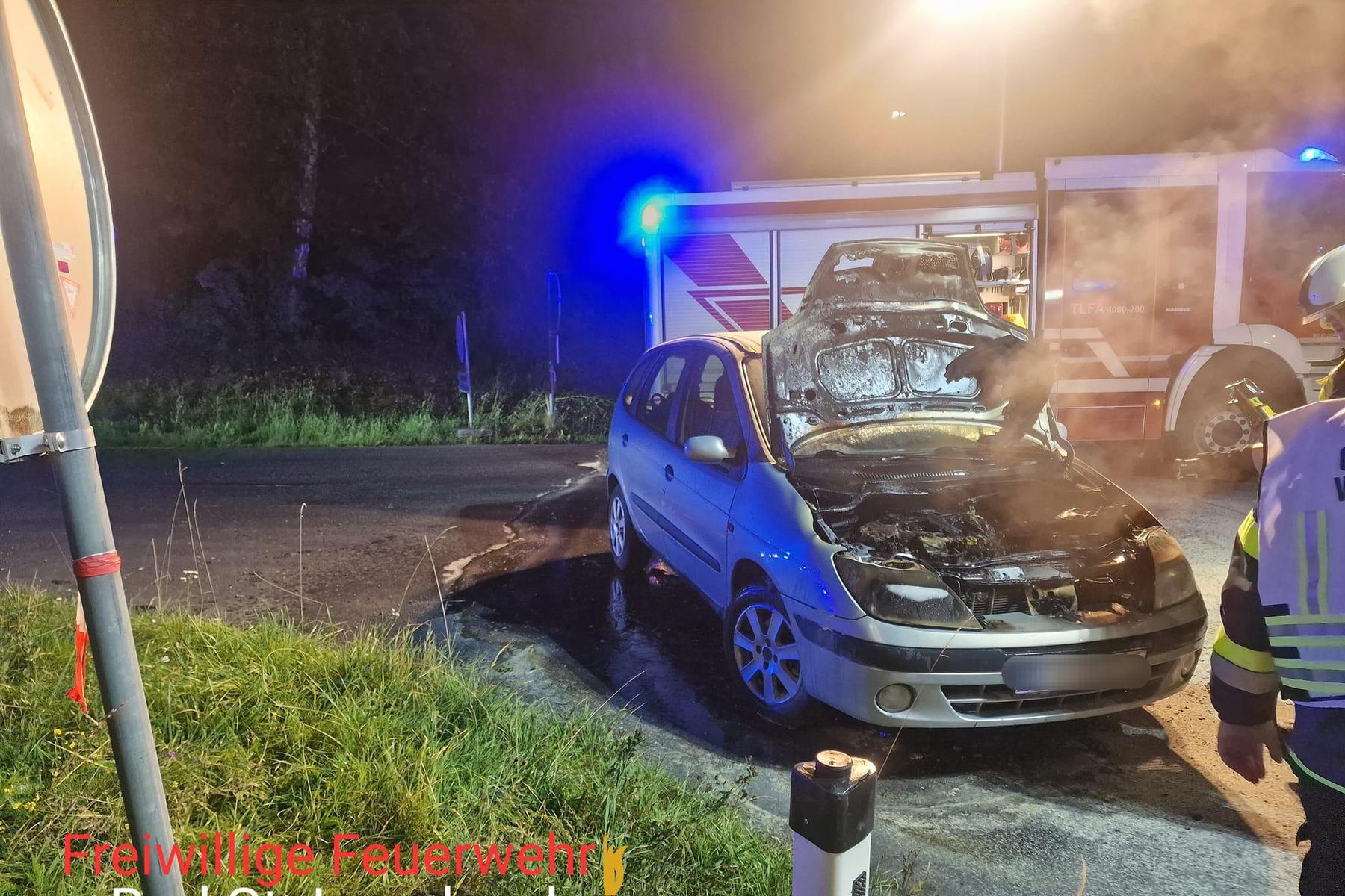 Flammen aus Motor: Lenker stoppte kurz vor Autobahntunnel