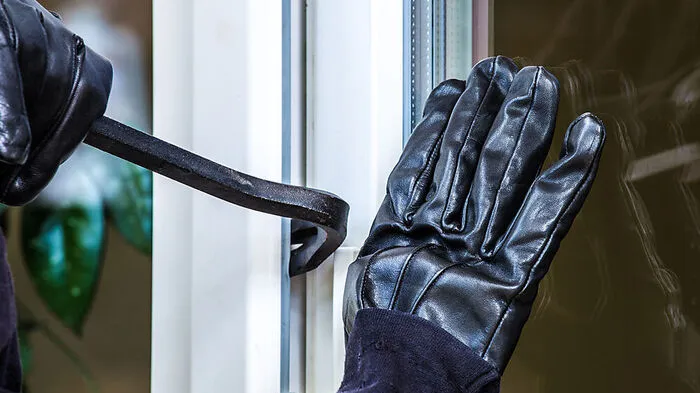 Die Einbrecher schlugen ein Fenster ein