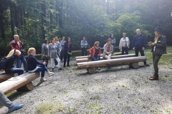 Verabschiedungen können jedoch auch direkt am Bestattungsbaum abgehalten werden.