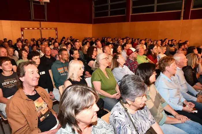 Obfrau Monika Bischof begrüßte die vielen Besucherinnen und Besucher, unter ihnen am Freitag auch Bundesrat Walter Stöckl junior. Die Darstellerinnen und Darsteller überzeugten mit viel Spielfreude und sorgten für beste Stimmung im Saal.
