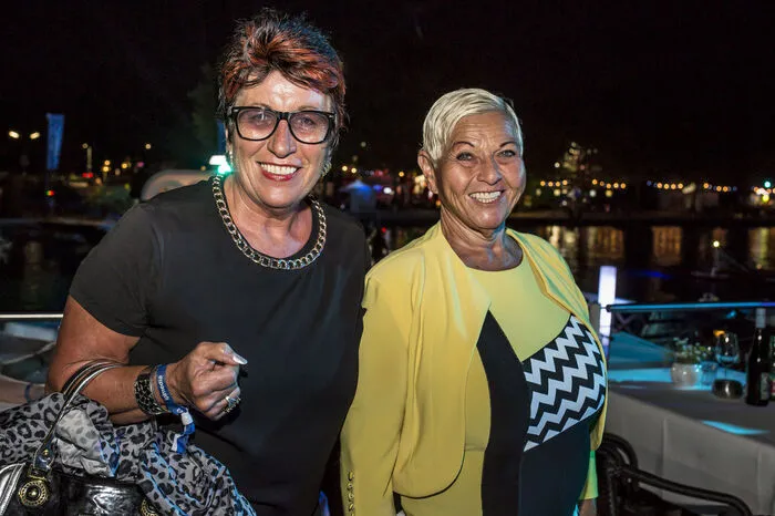 Sängerin und Ex-Dancingstar Jazz Gitti (rechts) mit Begleiterin Monika Fellner.