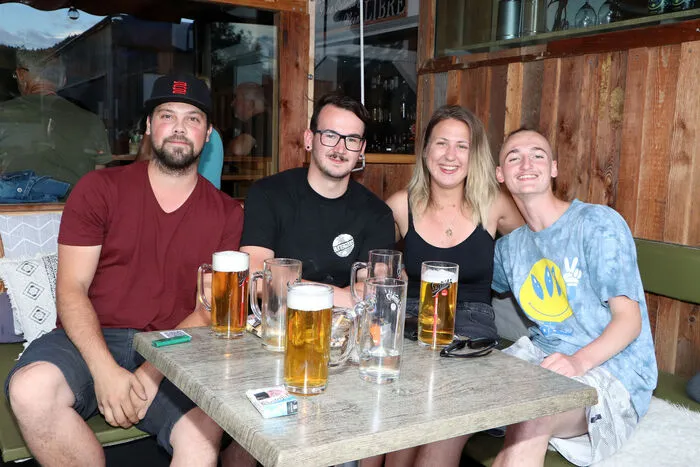 Extra aus Heiligen Gestade bei Villach vom "Tamara Restaurant"  ist Katharina Leitgeb (dritte von links) mit ihrem Team zum Konzert angereist.