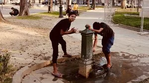 Viele Migranten, die in Triest auf der Straße leben, sind unbegleitete Minderjährige, wie die zwei Buben auf dem Platz vor dem Bahnhof