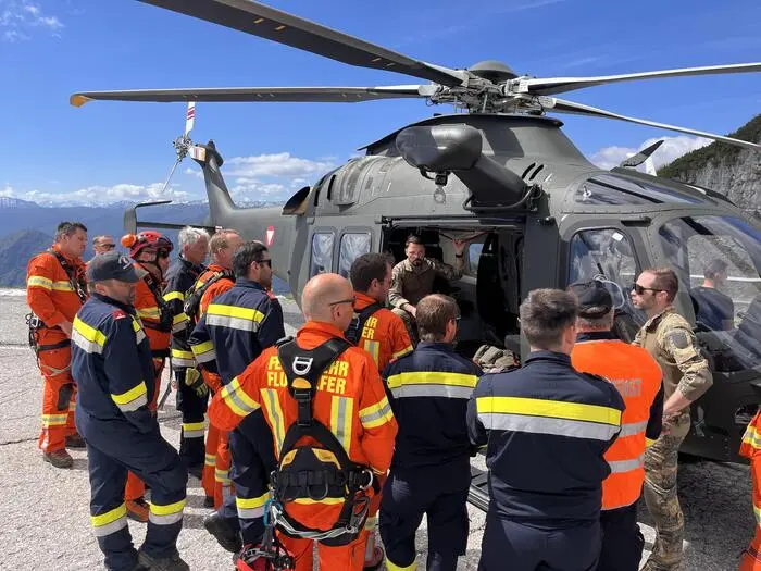 Bevor es losging, gab es eine Sicherheitseinweisung für die Flughelfer
