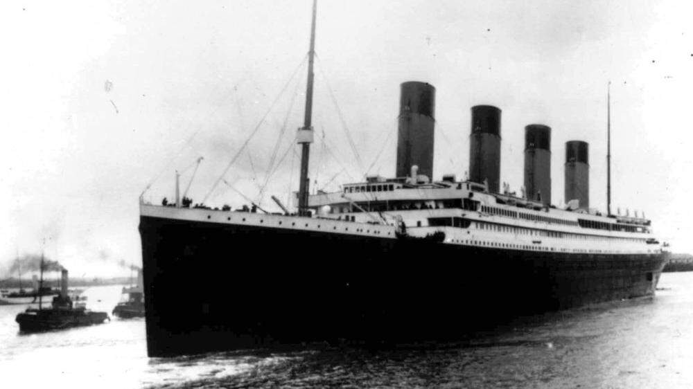 Der Luxusdampfer &quot;Titanic&quot;, seinerzeit das größte Schiff der Welt, war im April 1912 auf seiner Jungfernfahrt von Großbritannien nach New York mit einem Eisberg zusammenstoßen und im Nordatlantik gesunken