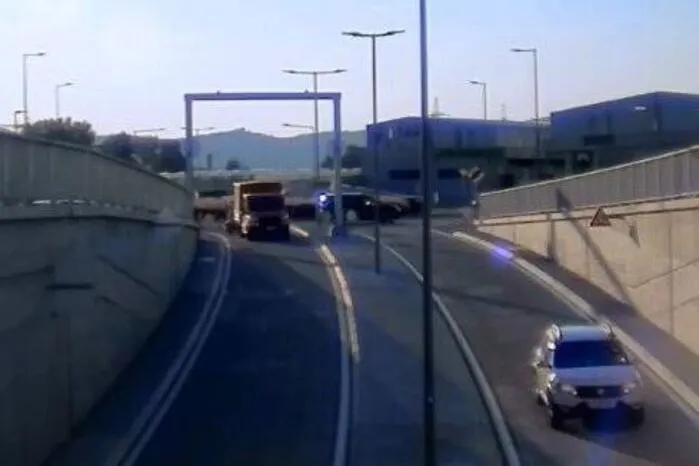 ... bis hin zu Geisterfahrten, wie hier zu sehen. Die rechte Fahrspur führt regulär eigentlich in die andere Richtung.