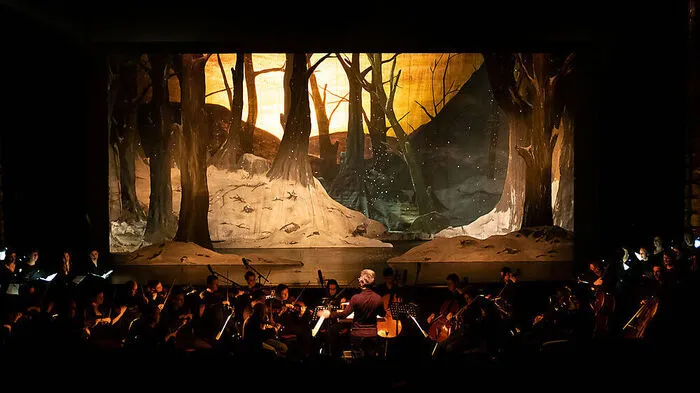 Ungewöhnlicher Anblick im Volkstheater: ein Orchester und ein Bühnenbild ohne Darstellende