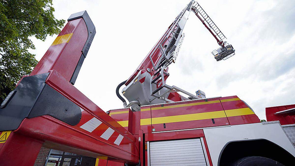 Die Feuerwehr unterstützte die Rettung mit der Drehleiter (Archivbild)