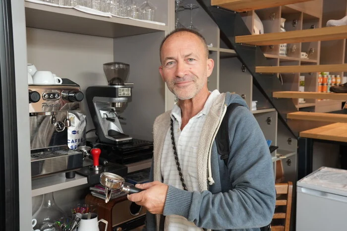 Thomas Helml von der Millstätter Rösterei serviciert gerade die Kaffeemaschine für seinen „Caffé vom See“.