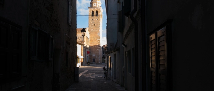Blick auf den Kampanile der alten Bischofskirche von Grado