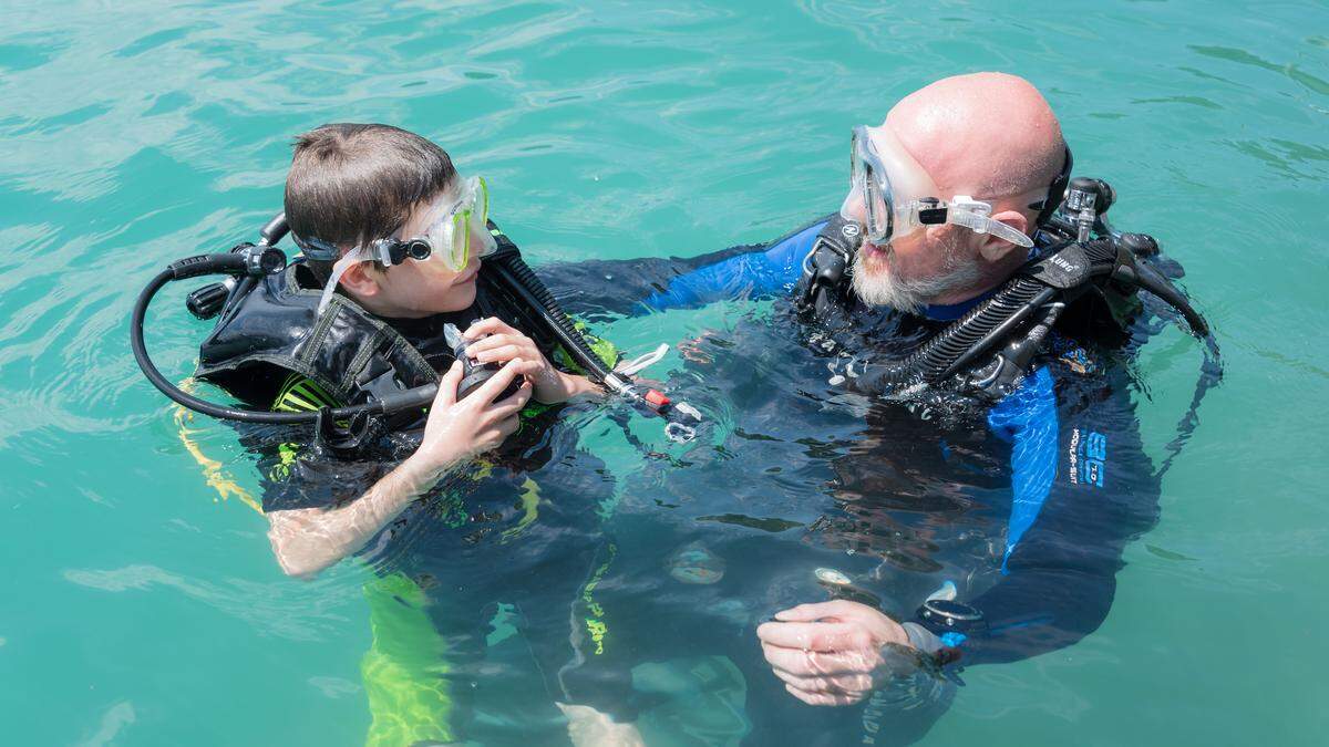 Mit angepasstem Tauchgerät können Kinder erste Erfahrungen unter Wasser sammeln