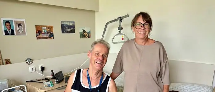 Astrid Duller mit ihrem Klienten Ulfried Rinnofner in seinem Zimmer im Seniorenheim