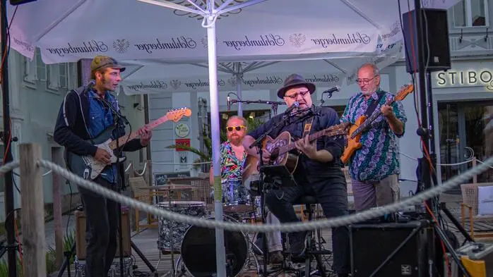 Gitarrenklänge erfüllten am Abend den Hartberger Hauptplatz.