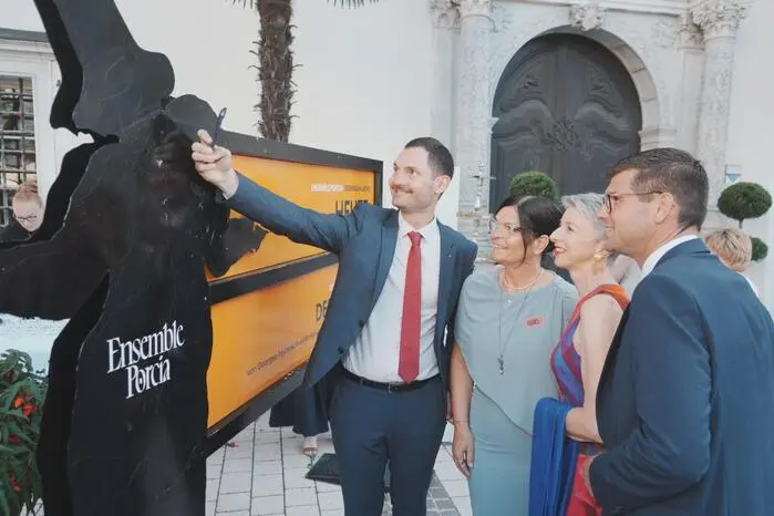 Mit Peter Reichmann, Marika Lagger-Pöllinger, Gaby Schaunig und Martin Gruber waren gleich vier Mitglieder der Kärntner Landesregierung bei der Premiere