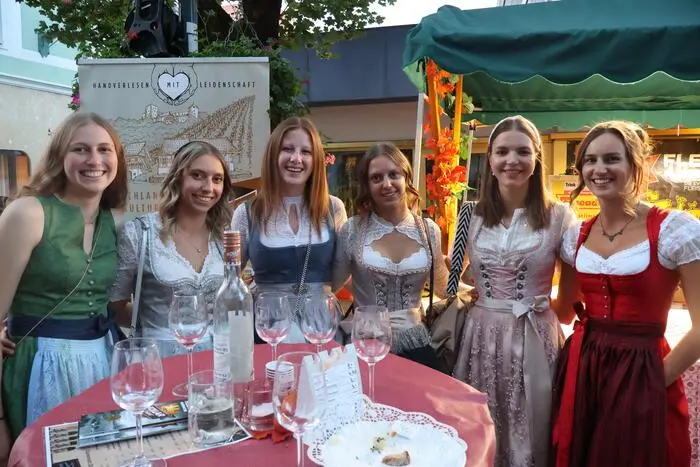 Weitere 22 Betriebe boten verschiedene Arten von Wein, Säften und Schnäpsen an.