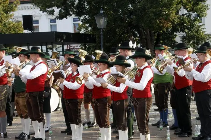 Ehrenbezirkskapellmeister Alfred Reiter dirigierte den von ihm komponierten Marsch „In alter Verbundenheit“ und der Kapellmeister von Fürstenfeld, Thomas Pfingstl brachte seine Eigenkompositionen „Festmusik der Stadt Fürstenfeld“ und „Musik im Herzen“ zur Uraufführung. 
