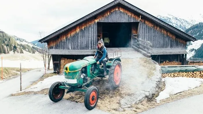 Der Fotograf zeigt, wie facettenreich Obertilliach ist. Hansjörg Schneider auf seinem Traktor (links)