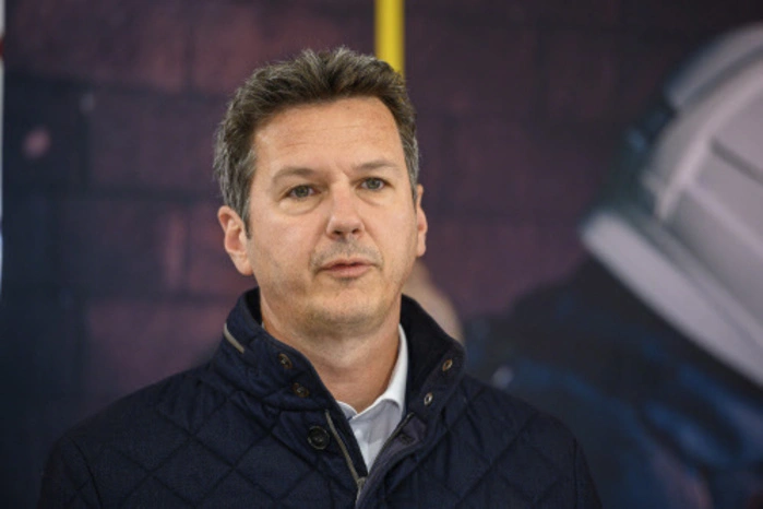 Die letzten Tage gehörten zu den forderndsten für Daniel Fellner (SPÖ) in seiner Politiker-Karriere – doch der ehemalige Leiter der Rotkreuz-Landesleitstelle wusste in der Katastrophe in Treffen und Arriach ruhig und sachlich zu reagieren. Fellner, sonst eher unauffällig, genießt hohes Ansehen bei Einsatzorganisationen. Unverständnis gibt es in den Städten wegen seiner Blockade der Leerstandsabgabe. Fellner setzt auf die Mobilisierungsabgabe, damit am Land – längst nicht zeitgemäß – weiterhin Einfamilienhäuser gebaut werden können, wird kritisiert.Befriedigend