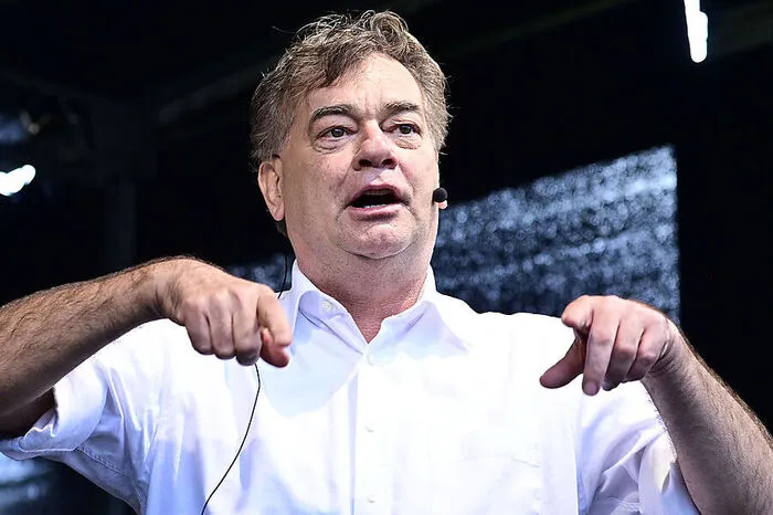"Nicht immer so schwindeln, das ist ein Problem" - ... während Werner Kogler (Grüne) eher das Unterschieben von Zitaten kritisiert.