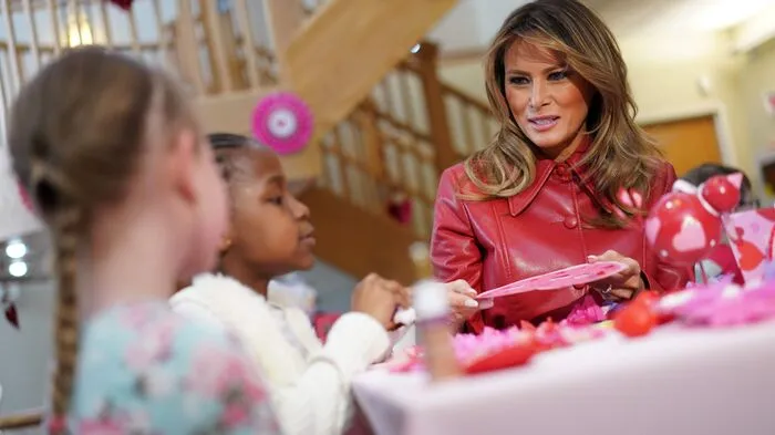Melania Trump, Amerikas First Lady, bastelte anlässlich des Valentinstags 2020 herzliche Geschenke mit erkrankten Kindern.