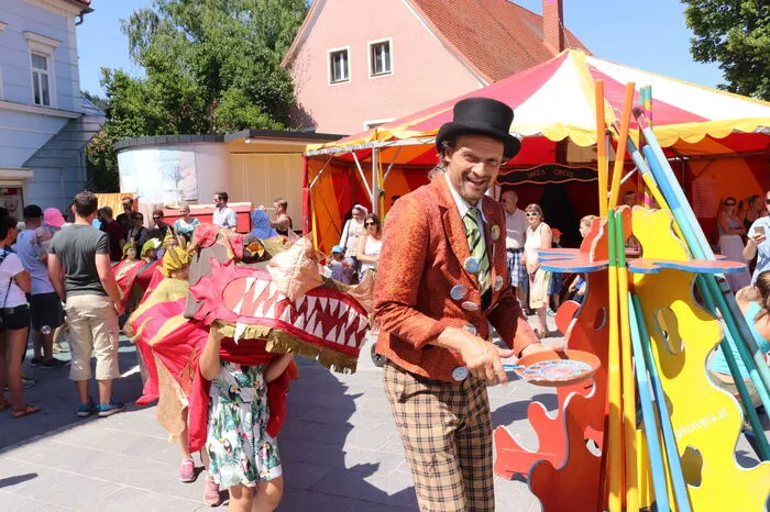 In der Manege im aufgebauten Zirkuszelt vor dem Rathaus zeigten Schüler ihre gelernten Kunststücke und begeisterten die vielen Besucher und Eltern auf der Tribüne.