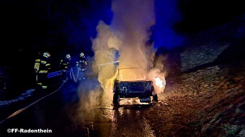 Das Fahrzeug, welches komplett ausbrannte, wurde durch einen Atemschutztrupp der FF-Radenthein gelöscht