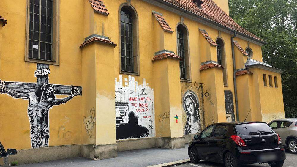 Zu legaler Street Art auf der Nordfassade der Kirche gesellten sich illegale Schmierereien