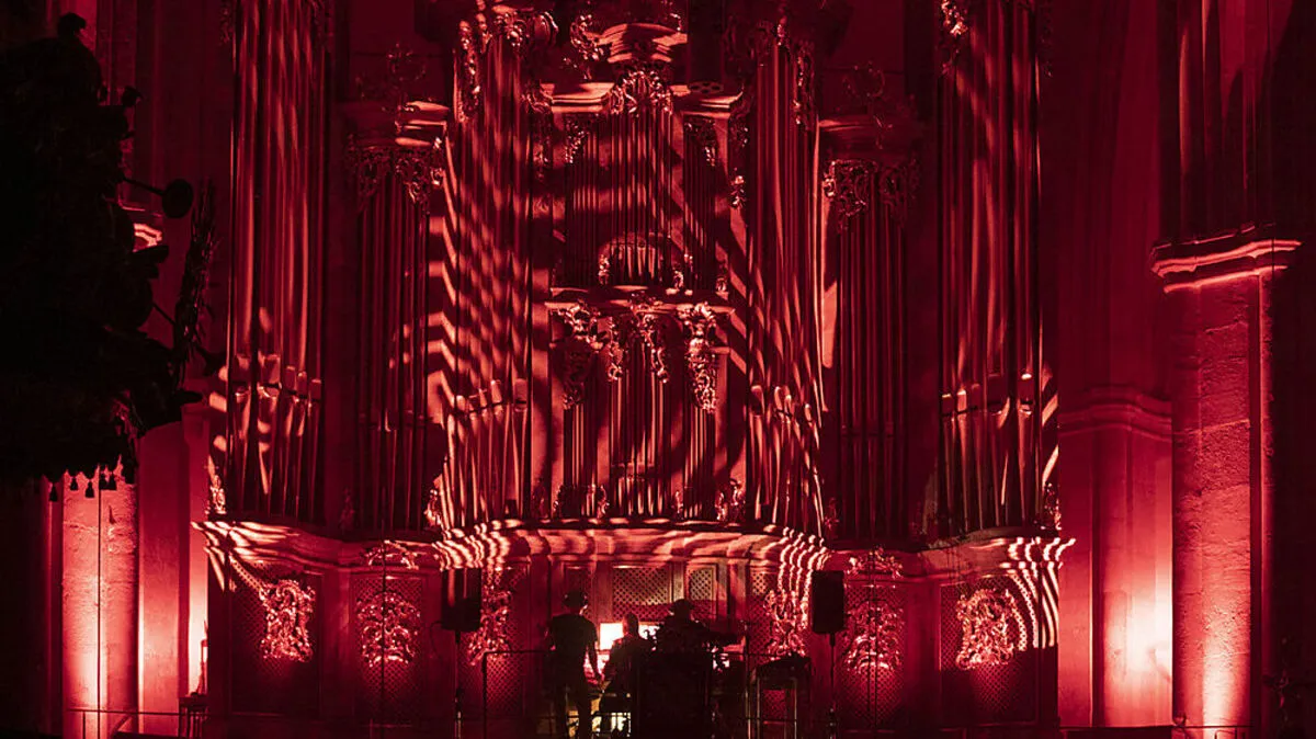 Kaum sichtbar, aber sehr präsent: Anna von Hausswolff an der Orgel des Grazer Doms