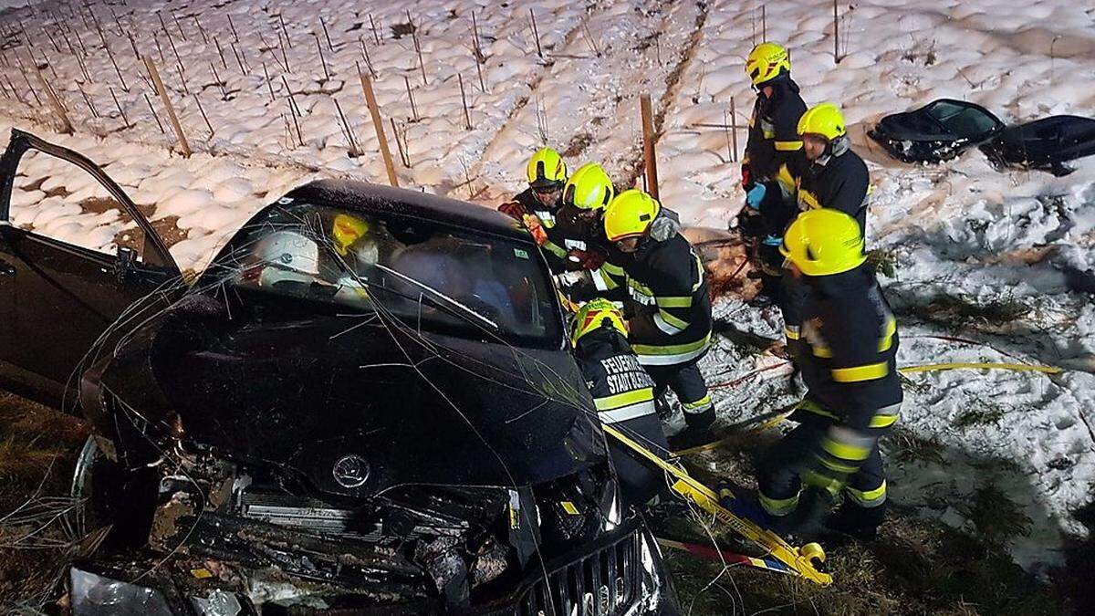 Der Lenker musste aus dem Fahrzeug mittels Bergeschere befreit werden