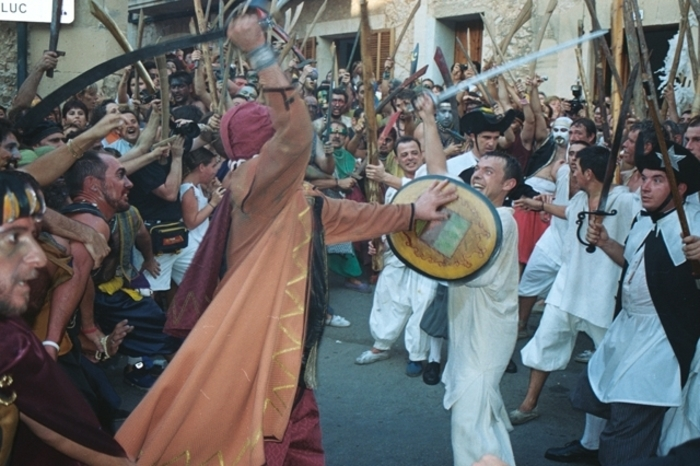 August: Moros y Cristianos in PollencaTief in die Geschichte der Insel tauchen Besucher des Moros y Cristianos Festivals in Pollenca ein. Am 2. August 2017 feiern die Einwohner den Sieg über die Mauren im Jahr 1550 mit einer akribisch nachgespielten Schlacht. In Nachthemden gekleidet und mit Stangen bewaffnet ziehen die Mallorquiner in den Kampf gegen die Angreifer unter Führung des berüchtigten Piraten Dragut. Rund 1.500 Pollencins schlüpfen in die Rollen der Mauren mit wilder Bemalung und bunten Gewändern, um auf ebenso viele Bewohner Pollencas zu treffen. Der Kampf ist der Höhepunkt des Stadtfestes von Pollenca, das Ende Juli beginnt.