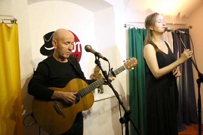 ... Kieran Goss &amp; Annie Kinsella aus Irland für ein Gastspiel zu verpflichten. 