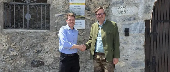 Mit dem Vertragsabschluss für sieben Batteriespeicher startet STABL Energy gemeinsam mit dem Elektrowerk Schöder in den österreichischen Markt. Im Bild: Stefan Stadlober (rechts), Geschäftsführer des Elektrowerks Schöder, und Luis Beckmann (links), Sales & Business Development Manager bei STABL Energy