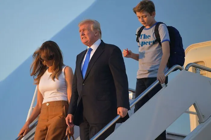 Barron trug ein T-Shirt mit der Aufschrift "The Expert" und spielte mit einem Fidget Spinner, einem vor allem bei Kindern beliebten Trendspielzeug.