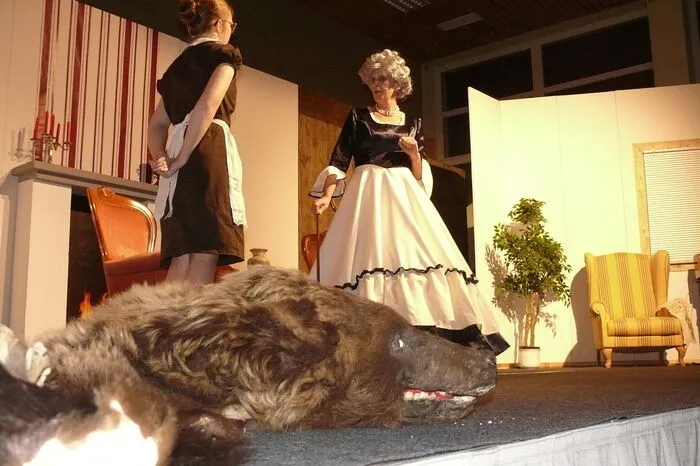 Lady Elizabeth Bellingham (Karin Elstner) wird erpresst. John Stanky soll den Fall lösen. Der Haken: er hat noch nie als Detektiv gearbeitet, wagt es aber trotzdem und gibt vor einer zu sein.
