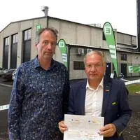 Feldbachs Bürgermeister Josef Ober und Christian Krotscheck vom Steirischen Vulkanland freuen sich über die Abnahme von fossilen Energiequellen bei Heizungen in der Stadt. Das liegt auch am Biomasseheizwerk 