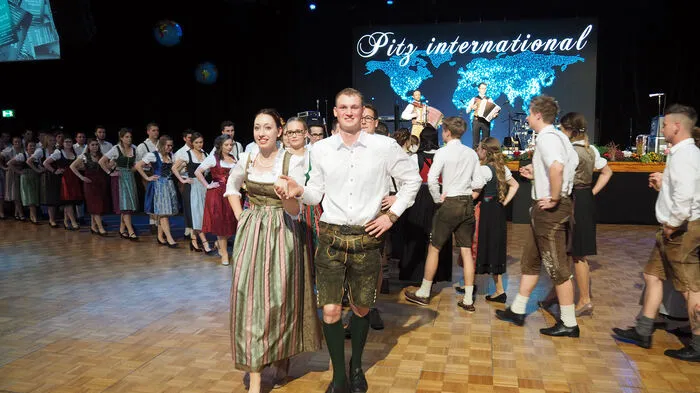 Samstagabend flogen bei der Polonaise die Ballschuhe. Einige der Maturantinnen tanzten lieber barfuß auf dem Parkett der Klagenfurter Messehalle 5. Pitz International lautete das Ballmotto der heurigen Maturanten der Klagenfurter Schule Pitzelstätten. . .