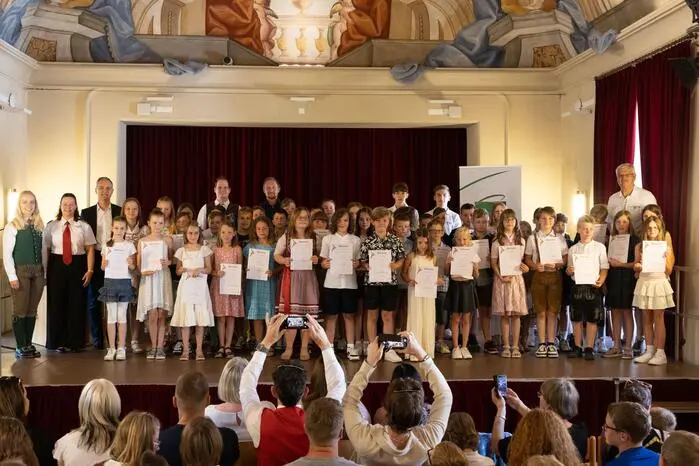 Junge Musikerinnen und Musiker wurden für ihr Können und ihren Einsatz im Rahmen der musikalischen Ausbildung geehrt.