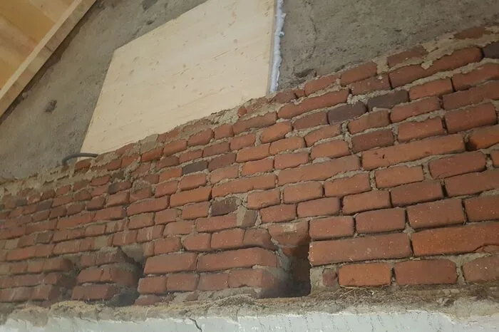 Die Ziegelwände des 1904 erbauten Stalles werden ins Baukonzept integriert.