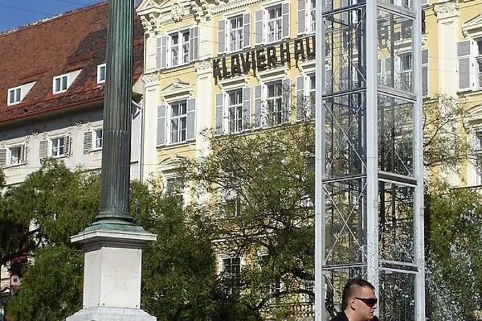 Der Marienlift von Richard Krische brachte Fahrgäste auf Augenhöhe mit der Heiligen Maria, die als Statue am Eisernen Tor in die Herrengasse blickt. Der gläserne Lift wurde 2003 erbaut ...