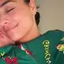 Amira Aly kuschelt mit einem ihrer Söhne im Grinch-Pyjama. Sie ist ein absoluter Weihnachts-Fan
