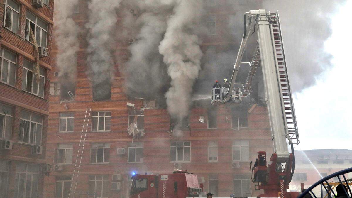 Feuerwehrleute versuchen, einen Brand in Odessa zu bekämpfen