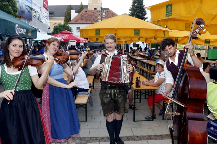...ins Ilzer Ortszentrum und erlebten ein tolles Fest.
