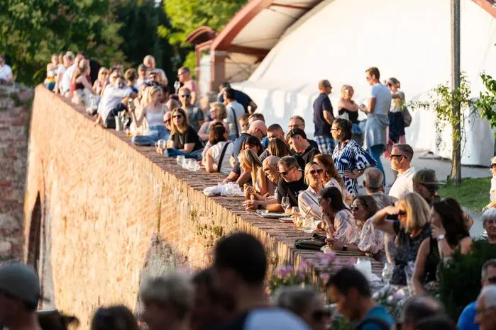 .... auch rundherum lauschen viele Austropop-Fans der Musik. Heuer läuft die Konzertreihe noch bis 1. September, immer montags ab 19 Uhr - nur bei Schönwetter!