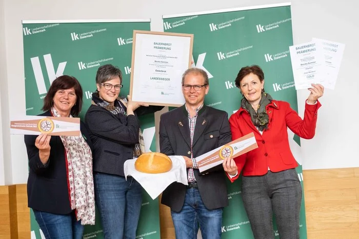 Bernhard Sommer nahm den Landessieg in der Kategorie "Klassisches Osterbrot" stellvertretend für seine Frau Monika Sommer entgegen