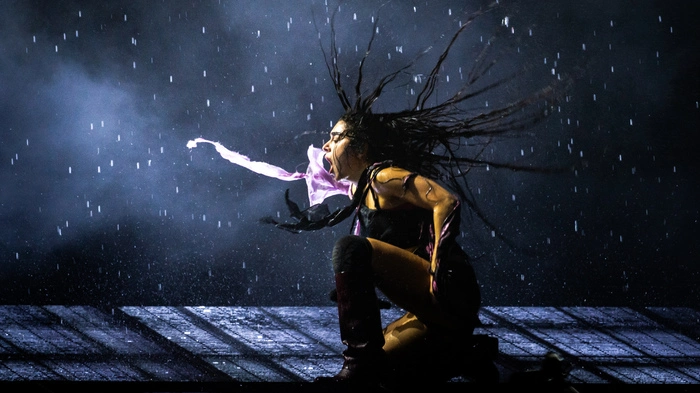 Charli xcx bei einem Auftritt in Glastonbury 2025